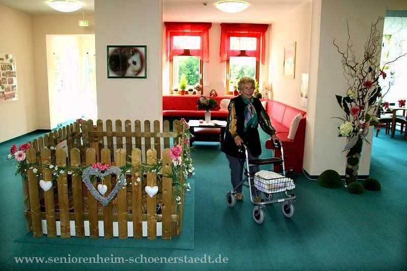 Foto 7: Eingang Pflegeheim - Friseur & Einkauf